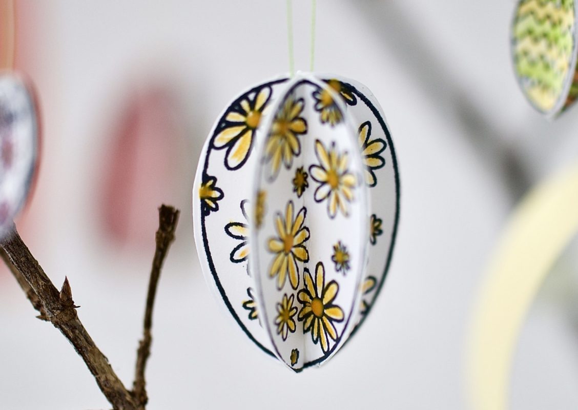 Ostertstrauch - Ostereier aus Papier | Unsere kleine Bastelstube- DIY Bastelideen für Feste & Anlässe Ei mehrmals aufstempeln, bemalen, in die Hälfte Falten und ca 5 Eier beim Falz zusammenkleben, sodass sie dreidimensional wirken..