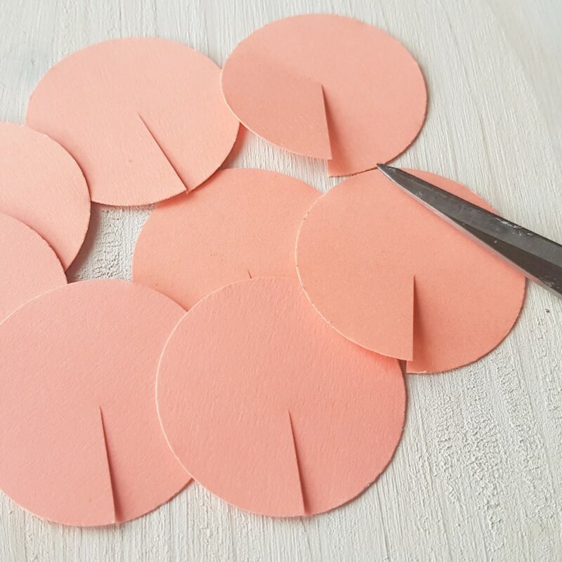 Blumige Stickrahmen - DIY Idee Frühling|Ostern | Unsere kleine Bastelstube- DIY Bastelideen für Feste & Anlässe Frühlingskranz-stickrahmen-diy-kreise einschneiden