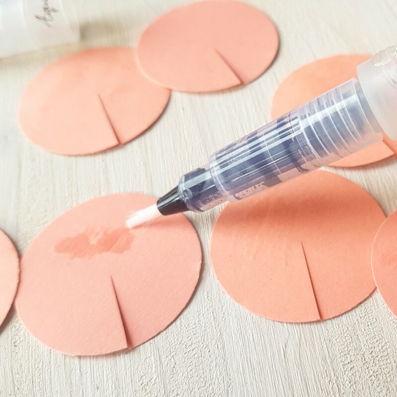 Blumige Stickrahmen - DIY Idee Frühling|Ostern | Unsere kleine Bastelstube- DIY Bastelideen für Feste & Anlässe papier befeuchten-frühlingskranz diy