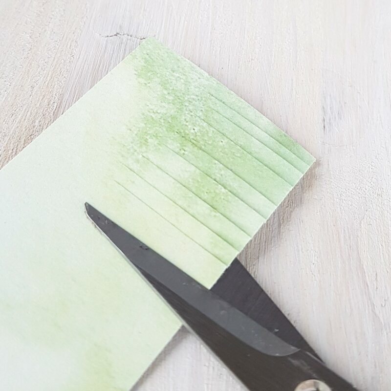 3 Ideen für ein Osternest zum Selbermachen | Unsere kleine Bastelstube- DIY Bastelideen für Feste & Anlässe Gras für das Osternest schneiden