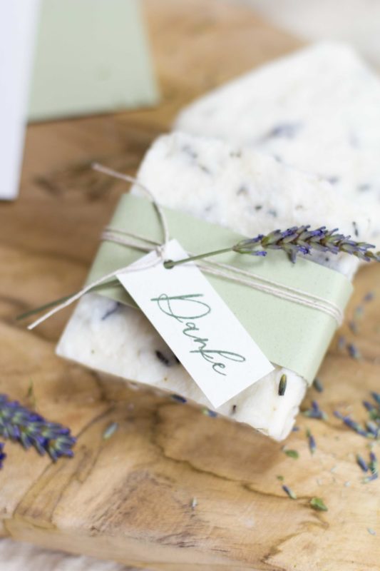 seife-selber-machen-gastgeschenk-diy-geschenk-idee-naturseife-lavendel