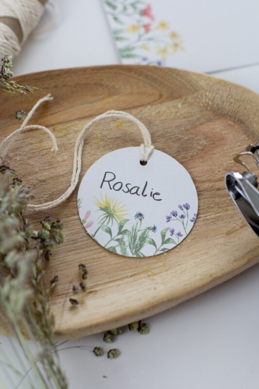 DIY SET WIESENBLUMEN | Einladungskarten und Tischdeko Taufe für Mädchen basteln | Unsere kleine Bastelstube- DIY Bastelideen für Feste & Anlässe Namenskärtchen als Anhänger - Unsere kleine Bastelstube
