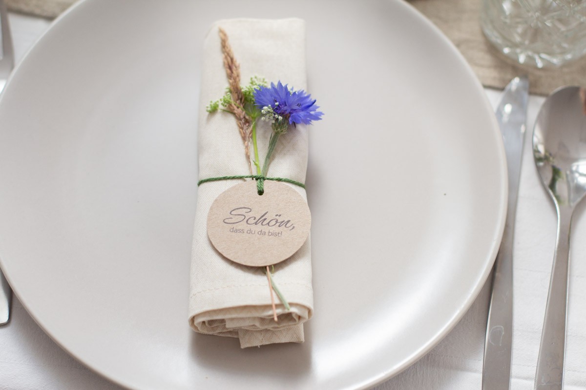So gestaltest du eine Tischdekoration mit Wiesenblumen selber - 7 Ideen zum Selbermachen | Unsere kleine Bastelstube - DIY Bastelideen für Feste & Anlässe