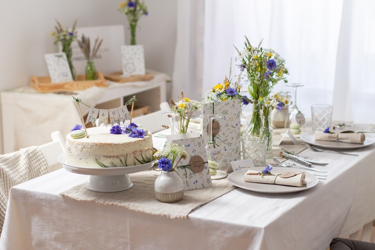 Tischdekoration mit Wiesenblumen für Taufe und Kommunion und Hochzeit