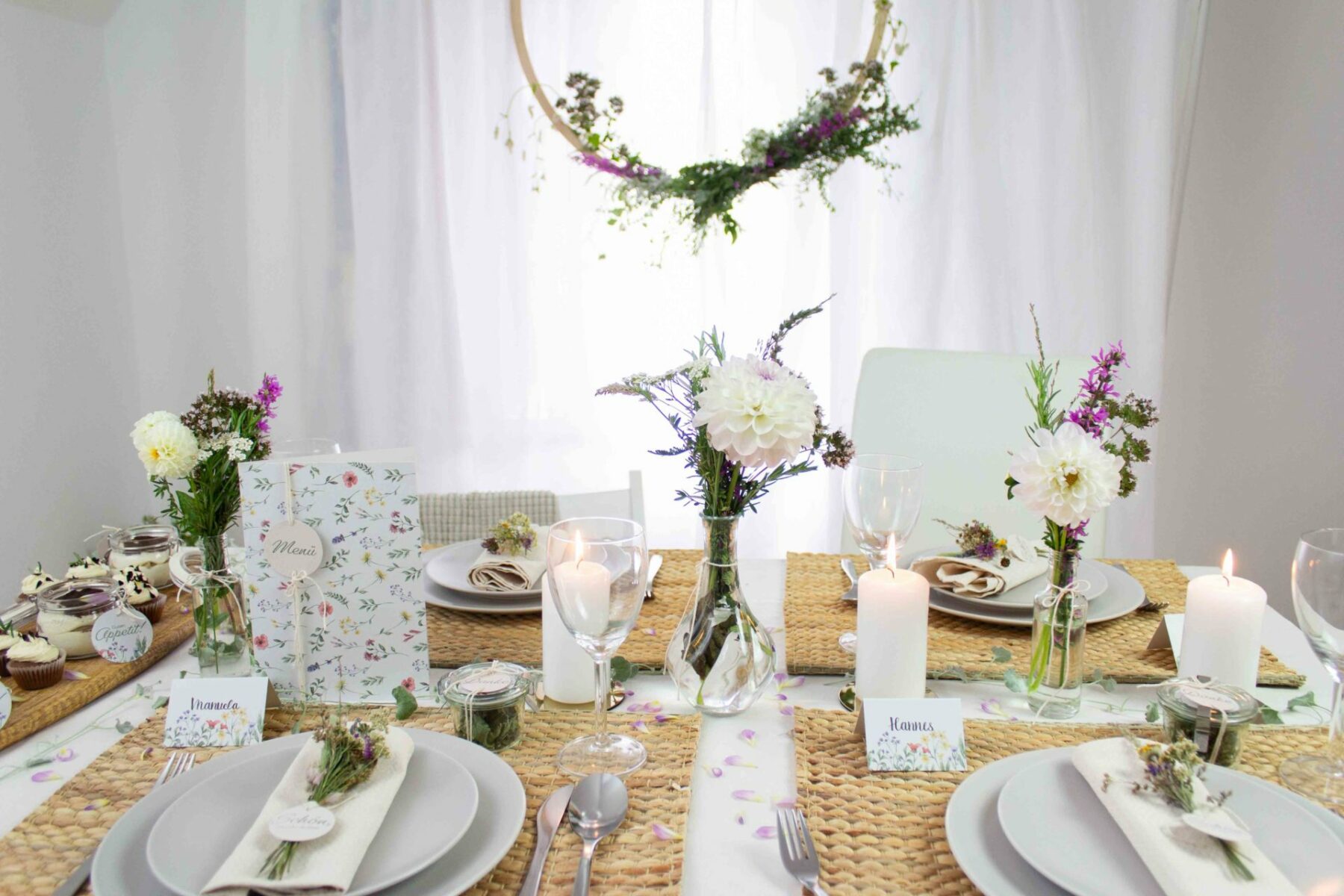 Tischdekoration mit Wiesenblumen für Hochzeit, Taufe, Kommunion