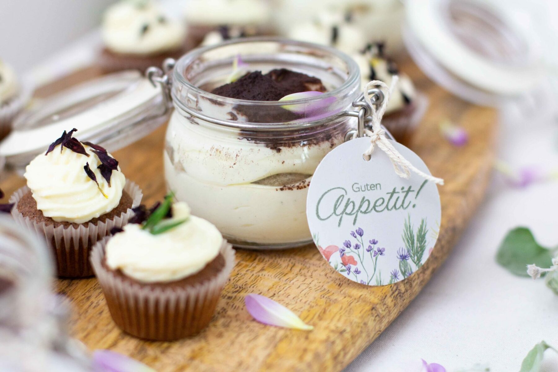 Tiramisu ohne Ei im Glas und Cupcakes als Nachspeisenbuffet für Taufe, Hochzeit, Kommunion, Firmung und Konfirmation