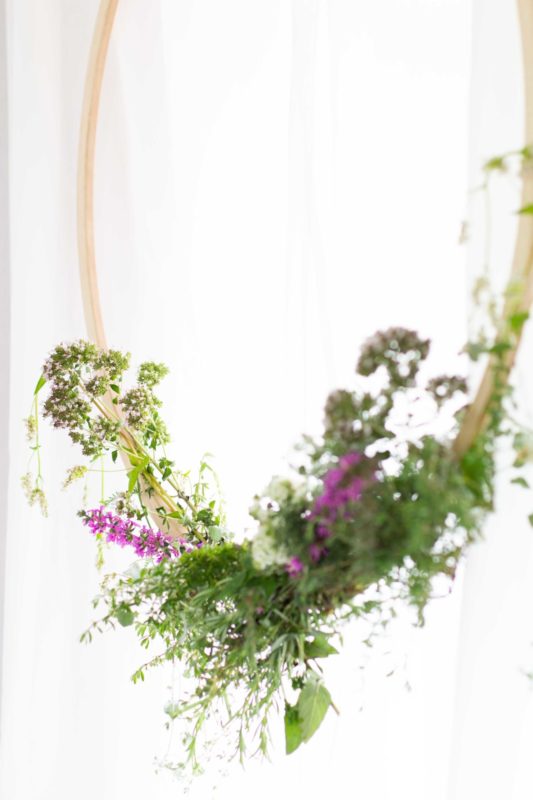 So gestaltest du eine Tischdekoration mit Wiesenblumen selber - 7 Ideen zum Selbermachen | Unsere kleine Bastelstube - DIY Bastelideen für Feste & Anlässe