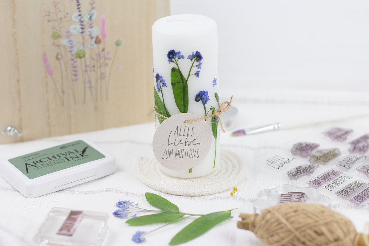 Kerze mit getrockneten Blumen selbst gestalten - DIY Geschenkidee | Unsere kleine Bastelstube- DIY Bastelideen für Feste & Anlässe Kerze mit Trockenblumen selber machen