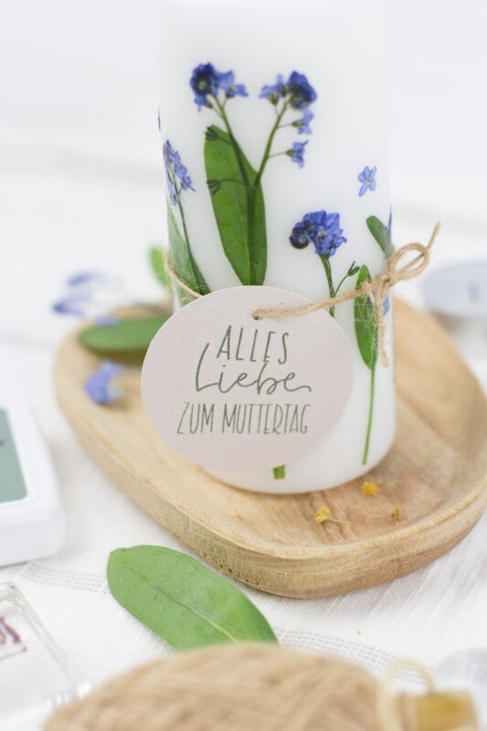 Kerze mit getrockneten Blumen selbst gestalten - DIY Geschenkidee | Unsere kleine Bastelstube- DIY Bastelideen für Feste & Anlässe Kerzen mit Wiesenblumen selbe