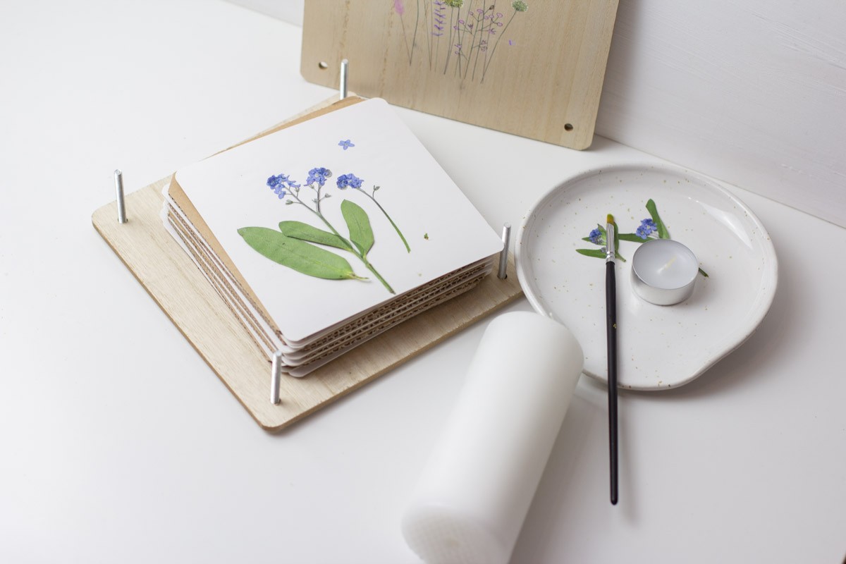 Kerze mit getrockneten Blumen selbst gestalten - DIY Geschenkidee | Unsere kleine Bastelstube- DIY Bastelideen für Feste & Anlässe Kerze mit getrockneten Blumen