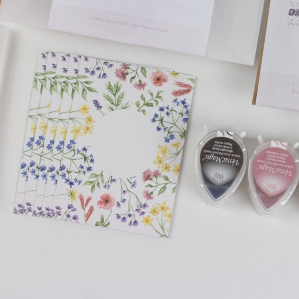 Freulebnis-Box-Kleine-Geschenke-Verpacken-Unsere-kleine-Bastelstube mit Anhänger und kleinen Postkarten mit Wiesenblumen Motiv