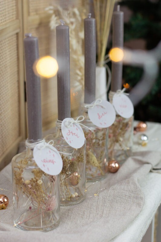 moderner Adventskranz mit Trockenblumen in der Flasche