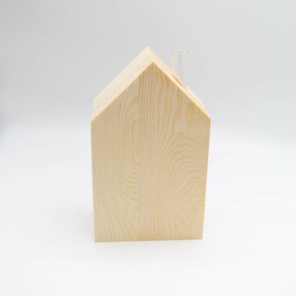 Holzhaus mit Glasvase
