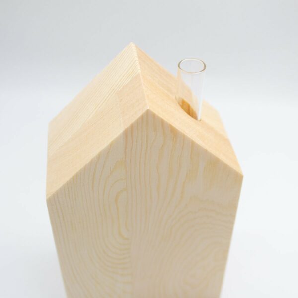 Holzhaus mit Glasvase