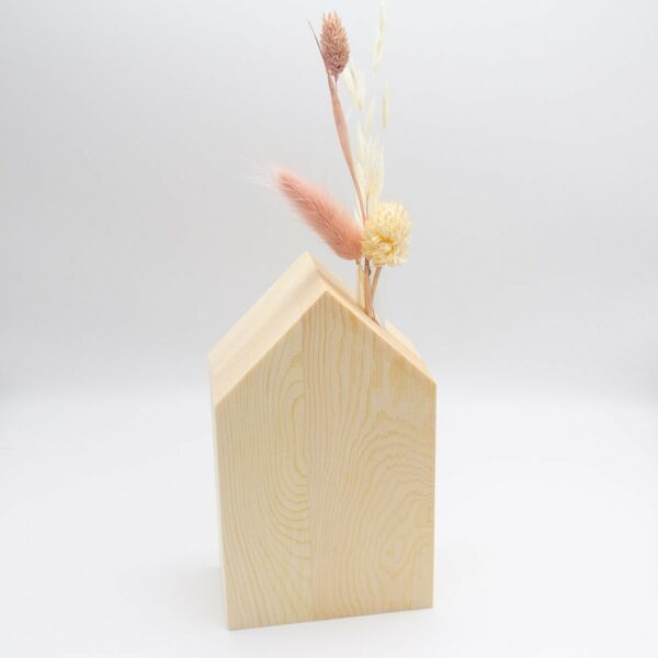 Holzhaus mit Glasvase