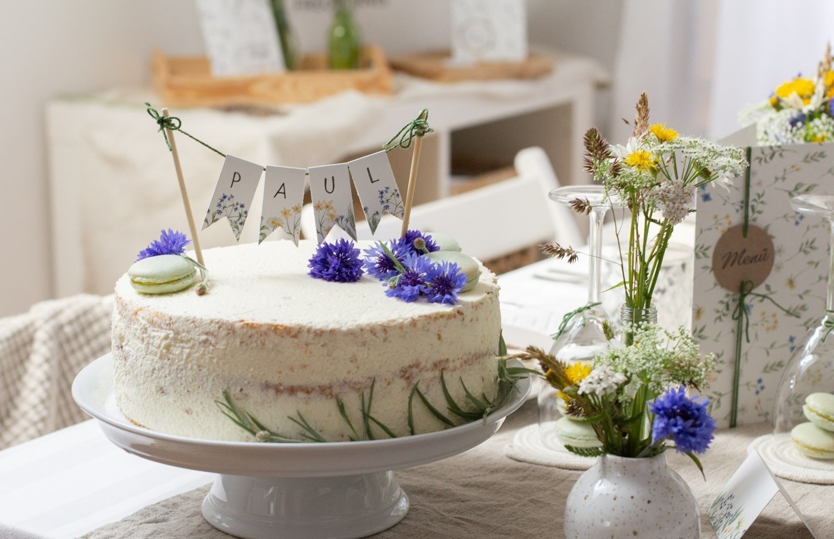 Tischdekoration Wiesenblumen mit blauen Blümchen | Unsere kleine Bastelstube- DIY Bastelideen für Feste & Anlässe tischdeko taufe jungen