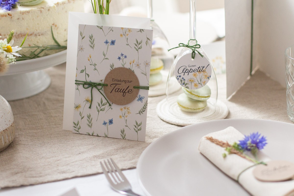Tischdekoration Wiesenblumen mit blauen Blümchen | Unsere kleine Bastelstube - DIY Bastelideen für Feste & Anlässe