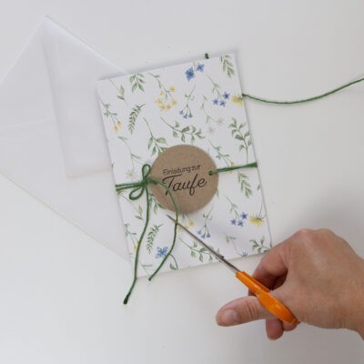 Einladungskarte zur Taufe für Jungen und Mädchen mit Wiesenblumen selber machen | Unsere kleine Bastelstube- DIY Bastelideen für Feste & Anlässe einladungskarte taufe jungen
