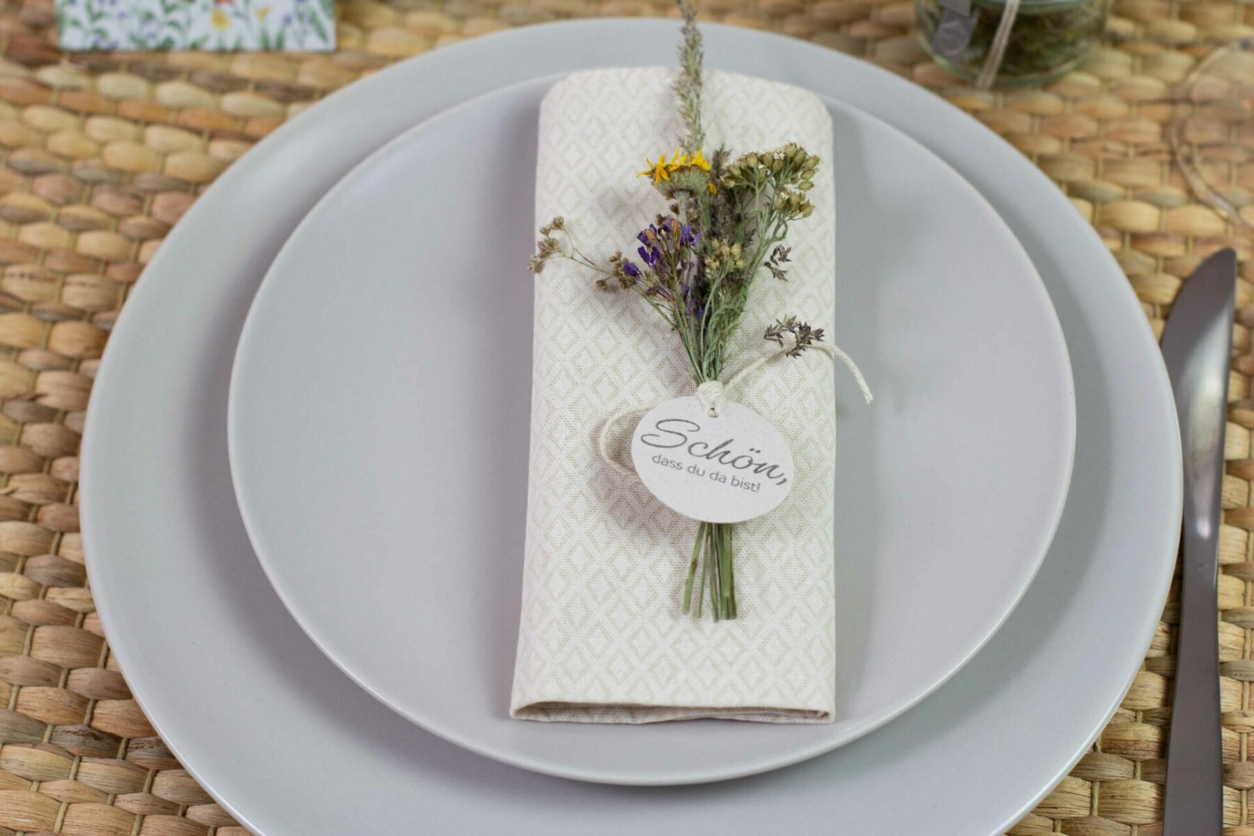 Tischdekoration Wiesenblumen mit rosa Blümchen | Unsere kleine Bastelstube - DIY Bastelideen für Feste & Anlässe