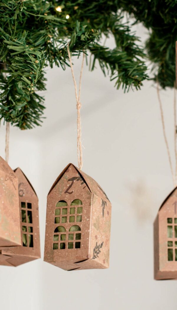 Vorteilsset - Adventskalender Papphäuschen mit kreidigen Winterblüten | Unsere kleine Bastelstube - DIY Bastelideen für Feste & Anlässe