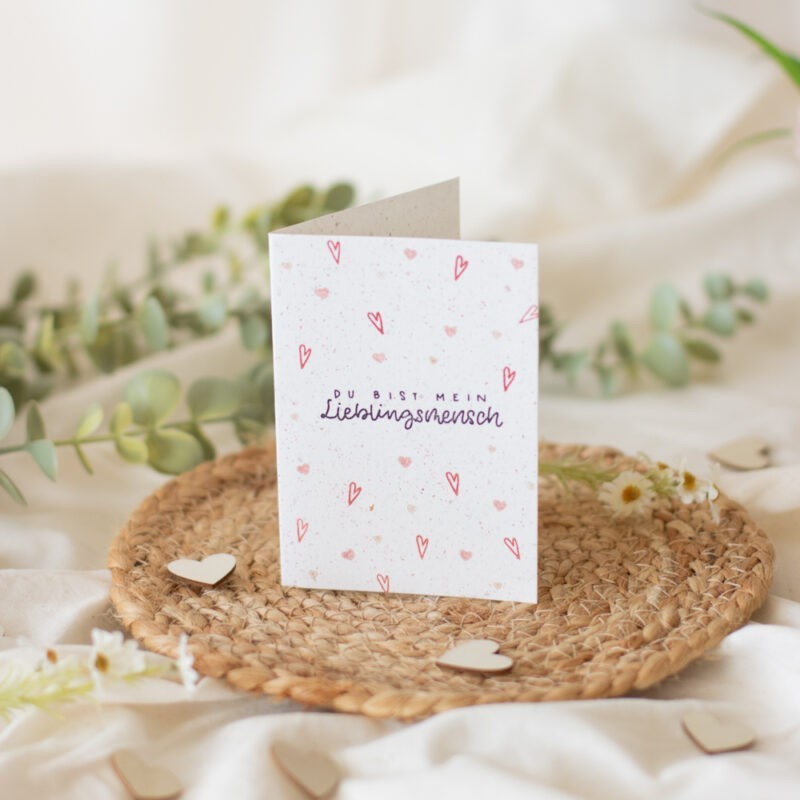 andgemachte Karte zum Valentinstag mit Herzmotiven und dem Spruch „Du bist mein Lieblingsmensch“