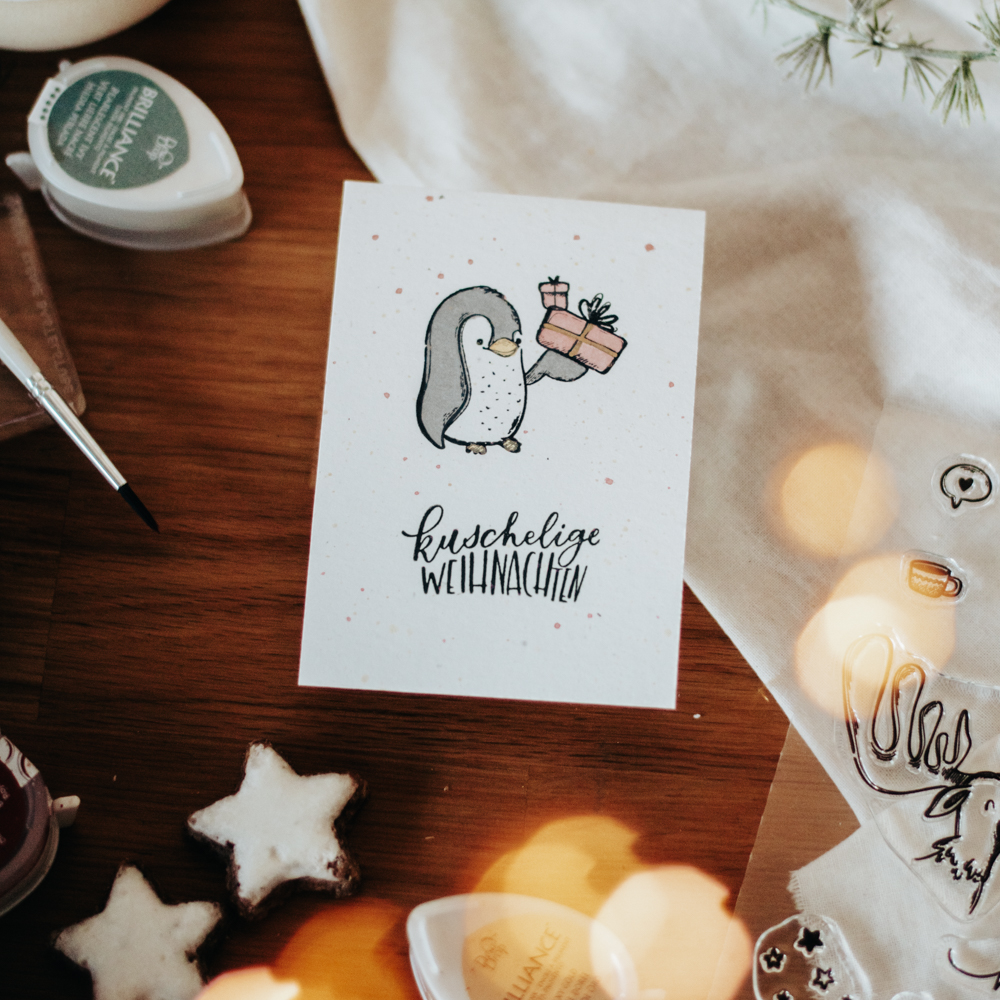 knuddelige-pinguin-mit-geschnek-weihnachten-2025-ukbs-freulebnis-6 blank