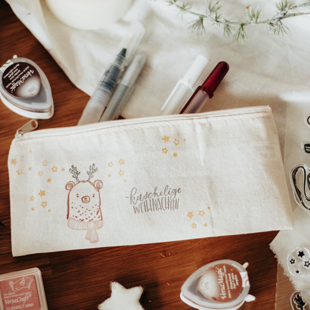 knuddelige-weihnachten-kuddeliger-bär-federpenal-2025-ukbs-freulebnis-5 blank