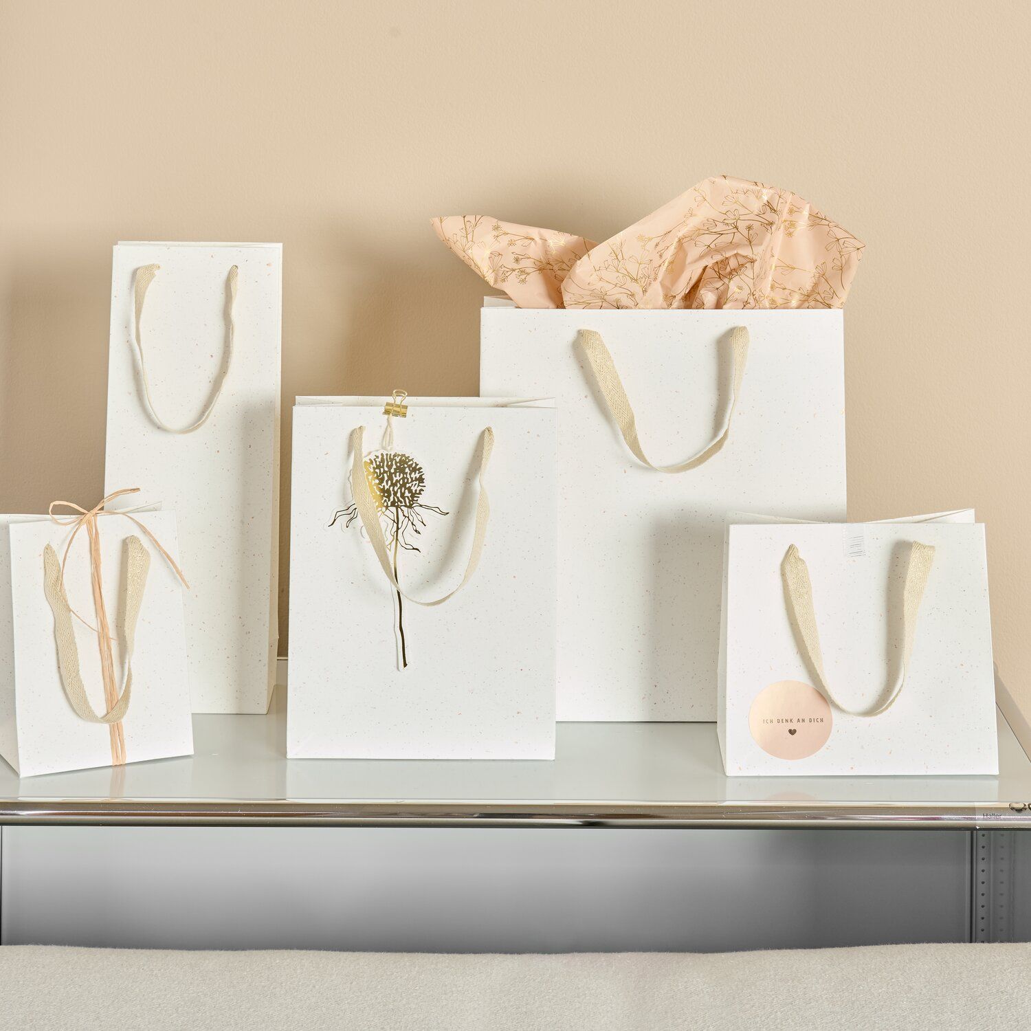 Geschenktüte Natur Farbsprenkel Geschenktüte Natur Farbsprenkel aus Naturpapier mit Baumwollhenkeln