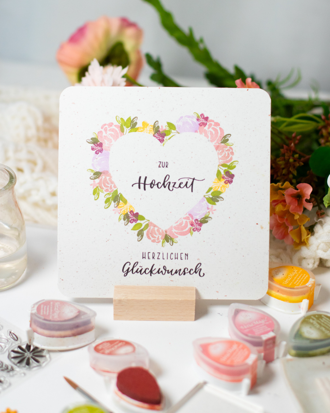 Startseite-DIY | Unsere kleine Bastelstube- DIY Bastelideen für Feste & Anlässe Selbstgemachte Hochzeitskarte mit Herz aus Blumen und dem Text „Herzlichen Glückwunsch zur Hochzeit“.
